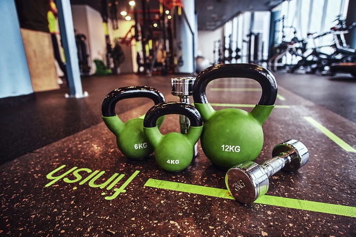 Kettlebell vs Manubri: Guida Completa per Scegliere l’Attrezzo Giusto