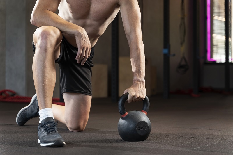 Kettlebell: I 5 Esercizi Essenziali per Rafforzare Tutto il Corpo