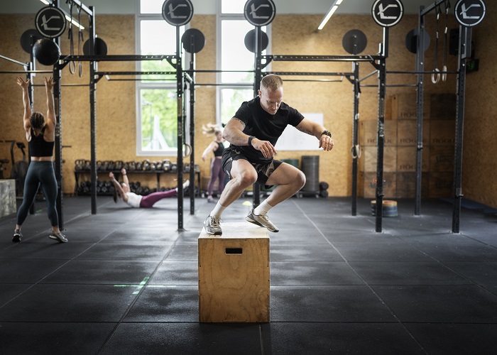 Uomo-che-fa-allenamento-funzionale-su-uno-step-in-legno
