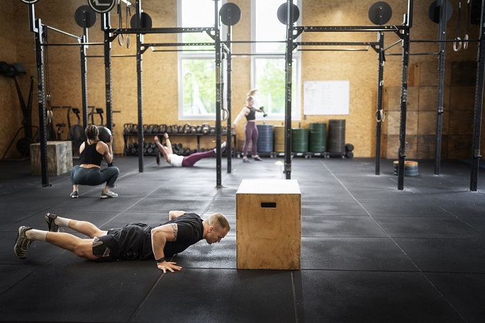 persone-che-si-allenano-in-un-box-crossfit