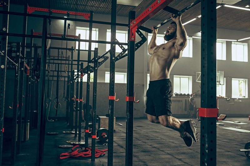 uomo-che-fa-trazioni-in-box-crossfit